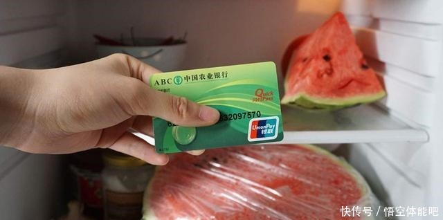 冰箱脏了别用清水擦，教你1个诀窍，污渍细菌3分钟都去除！