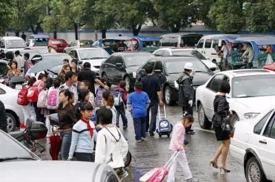 宝妈|家长开百万豪车接孩子放学,被骂炫富,怎么不去上贵族幼儿园