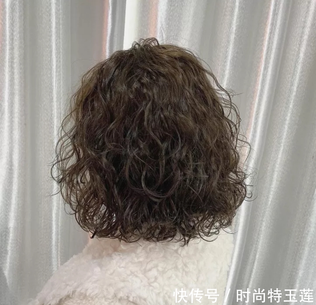 洋气 今年秋冬发型别乱剪,18款洋气烫发送给你,无论胖瘦都适合
