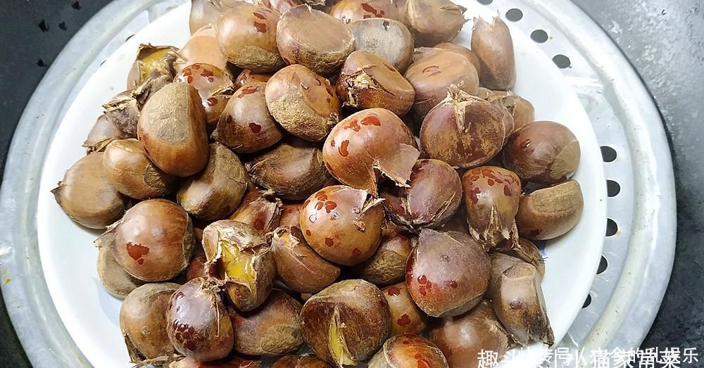 香气扑鼻|用板栗和鸡肉这种做法很简单,上锅一蒸,香气扑鼻,一大盘不够