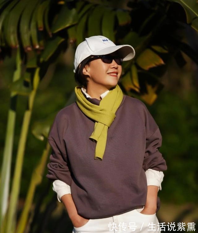 纯色 入秋了,60多岁女人该怎么穿“棉麻裤配平底鞋”,时髦显气质!