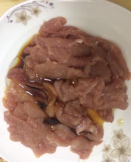 难怪猪肉那么香,还是将猪肉焯水去腥水,大厨,只要我们方法用对了