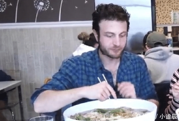 面馆|小伙在美国开面馆差点倒闭,突发奇想一狠招,每天顾客不断