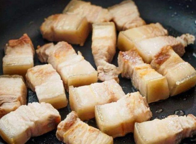 做红烧肉,最忌焯水直接炖,掌握这几个小技巧,肥而不腻入口即化