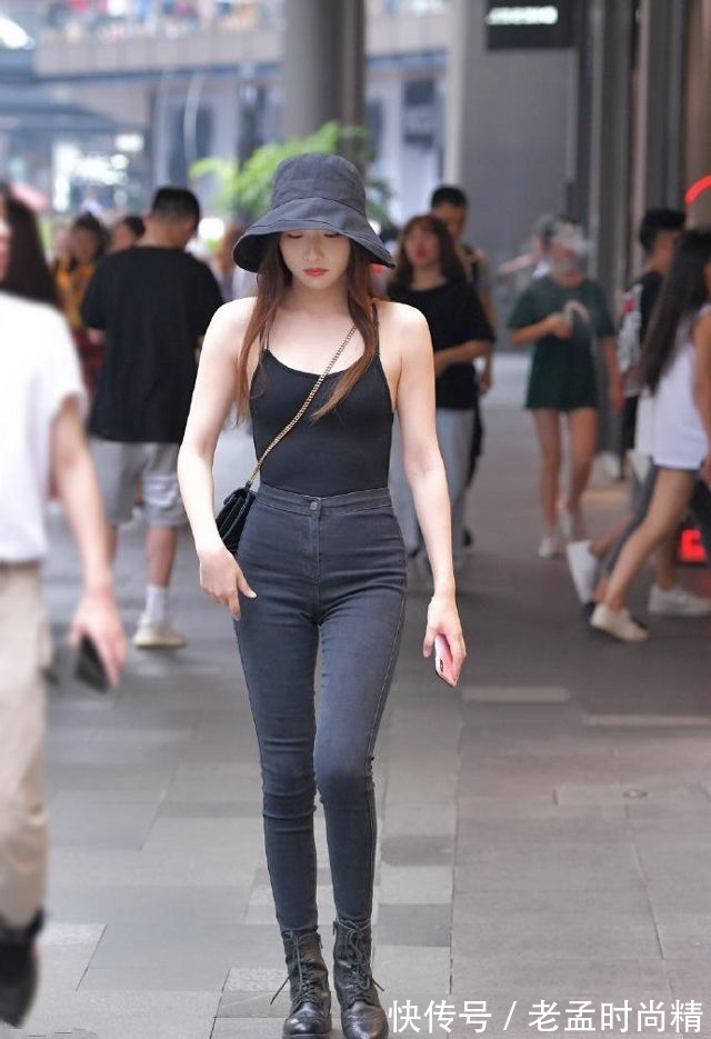 牛仔裤|街拍,美女穿着一件很简单的裹胸,看着很是迷人