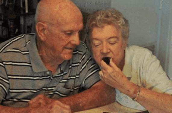 年前|这对老夫妇60年前就把蛋糕保存起来了,每年都要切一次,说蛋糕还是很好吃的