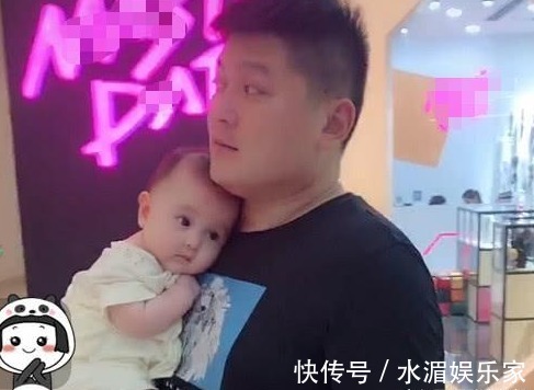 移动软卧|奶爸“小鸟依人”式抱娃火了, 最豪华的“移动软卧”了