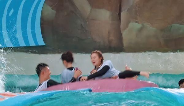 黄景瑜|李沁击掌时差点滑倒,黄景瑜下意识去扶,动作微妙到连头都不敢抬