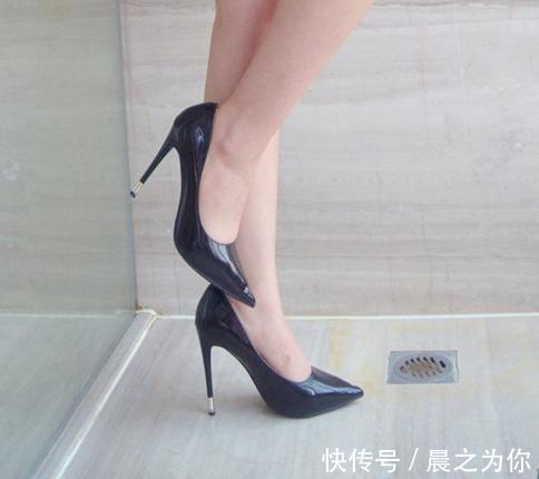 高贵 细跟鞋具有高贵气息,可以提升你自身的魅力!