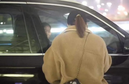 乒乓球|刘诗雯获大奖后回家乐开花!爸爸全程陪小枣,妈妈开豪车接父女俩