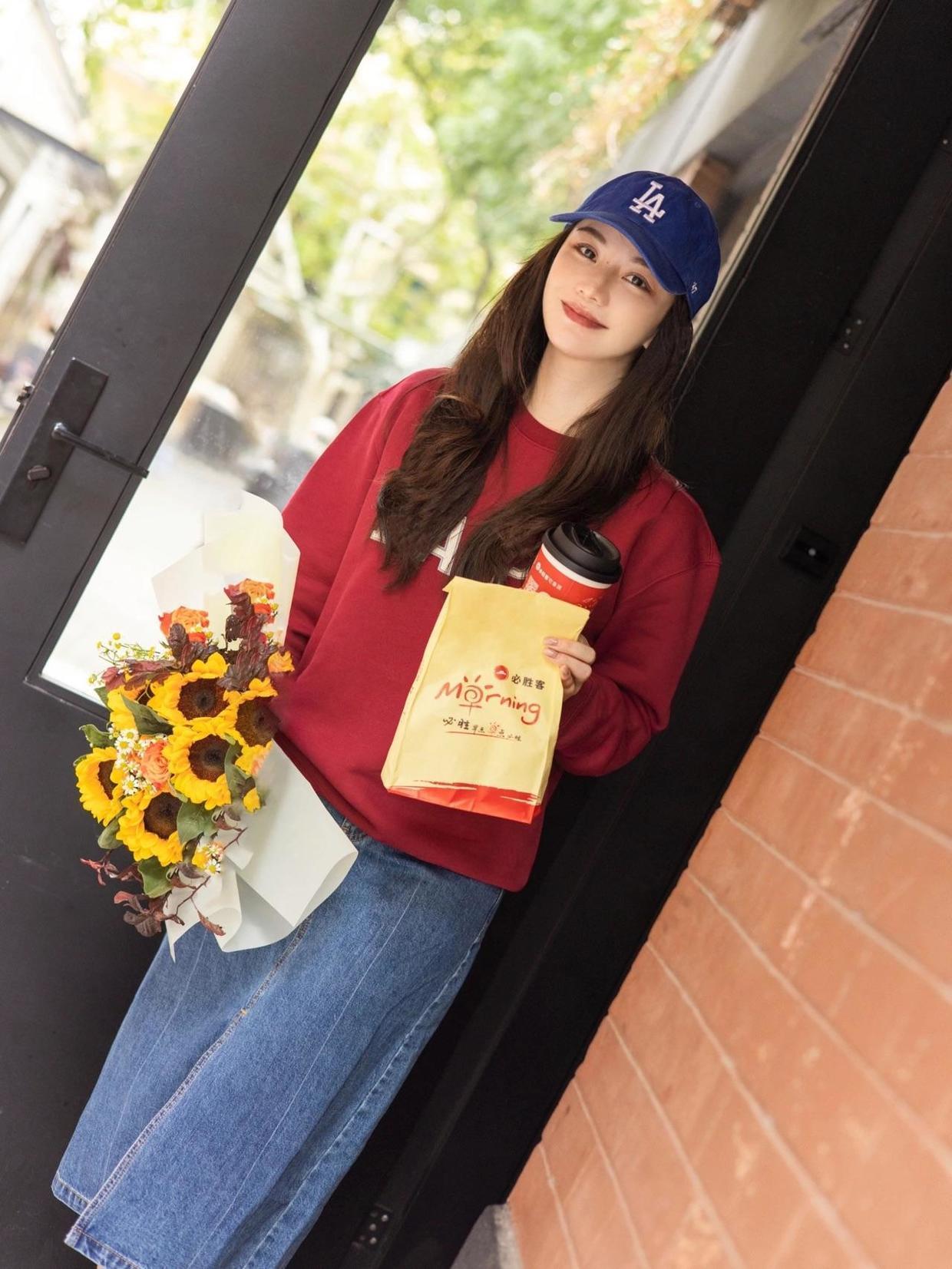 小姐姐|谁说冬日就穿不出活力感?元气卫衣来帮忙,让你秀出满满活力范