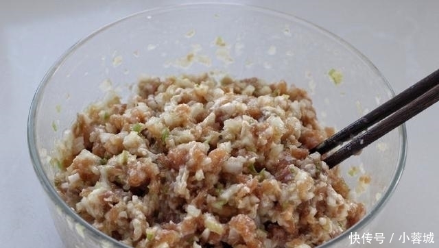 饺子皮|自制煎制锅贴2个窍门，和面加水要多次，小火慢煎用水淀粉
