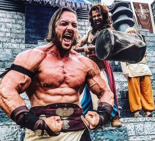 泰伦|男子身高接近2米, 锻炼出一身健美肌肉, 也因此实现了梦想!