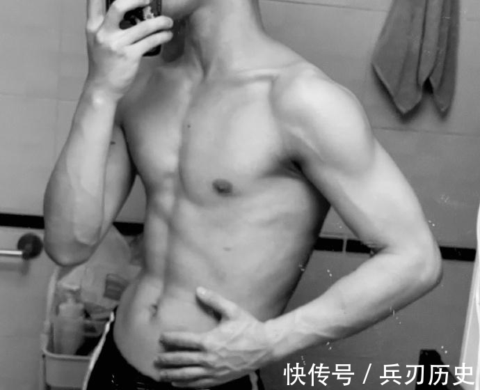 大男孩|帅气的成都大男孩,健身四个半月,手臂和肩有进步,胸肌差点意思!
