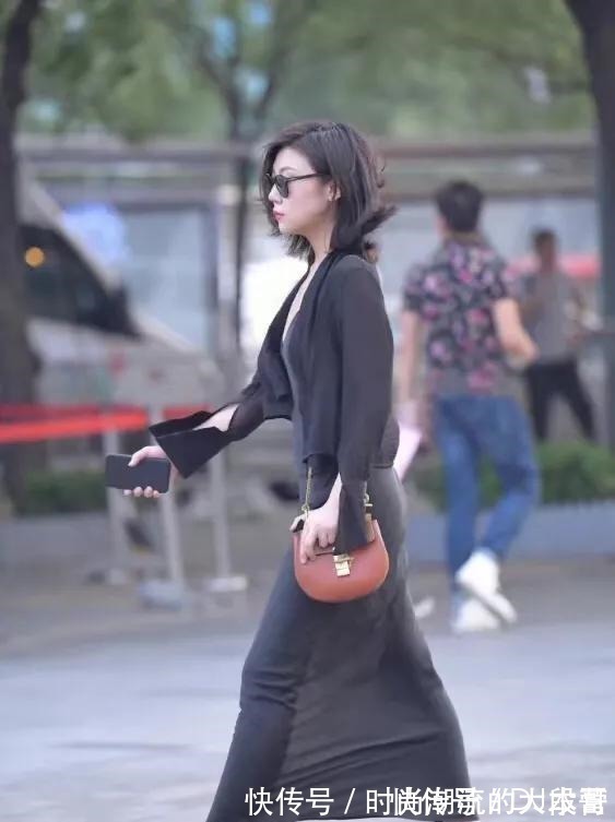 美女 美女在大街上走,完全不认识,这件衣服真漂亮!