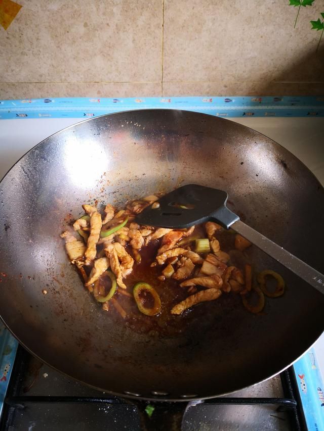 分钟|泡木耳只加水就错了,大厨都这样做,2分钟泡开,木耳又大又好