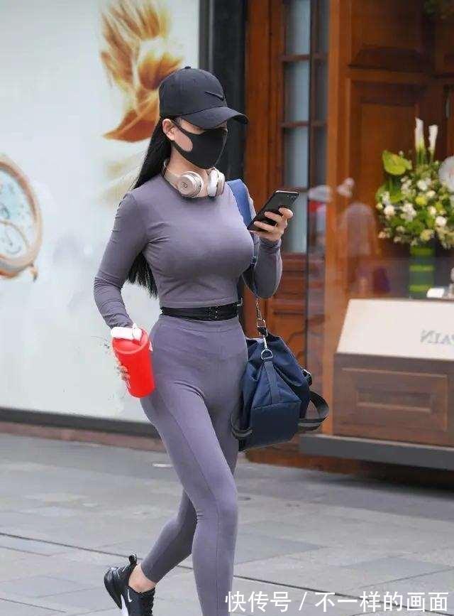 包臀裤 凹凸紧致的打底裤美女，让造型显得低调耐看，唯美动人