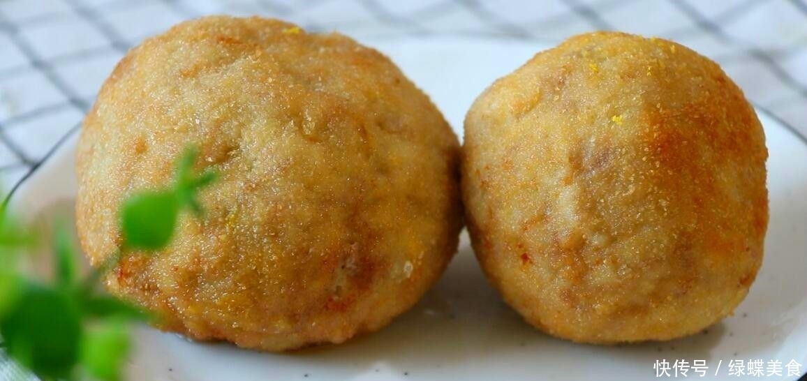 水煮蛋吃腻了,教你鸡蛋和猪肉的特色做法,外脆里嫩,里面流黄