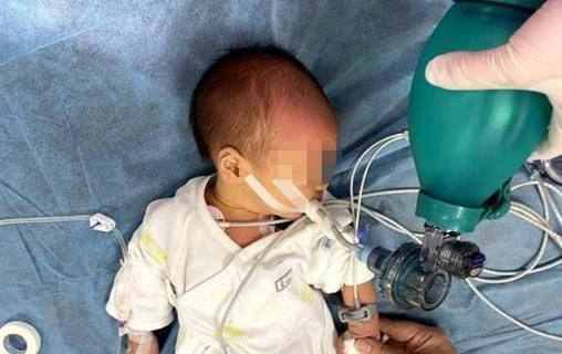 宝宝|7天大宝宝呛奶窒息，幸得医生及时抢救，如何应对新生儿呛奶？