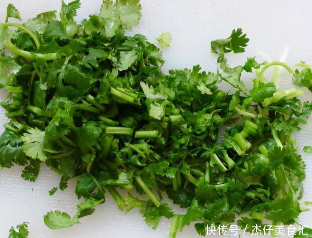 炸丸子不加水不加面,这样做外脆里软还不吸油,放得久不回软