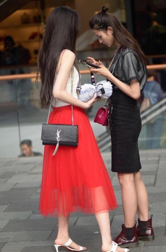 高颜值闺蜜穿衣精致风格迥异,你更喜欢谁