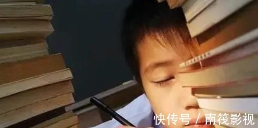 写作业|“完型别抄,我乱写的”,这行字让家长群炸锅,家长们纷纷质疑