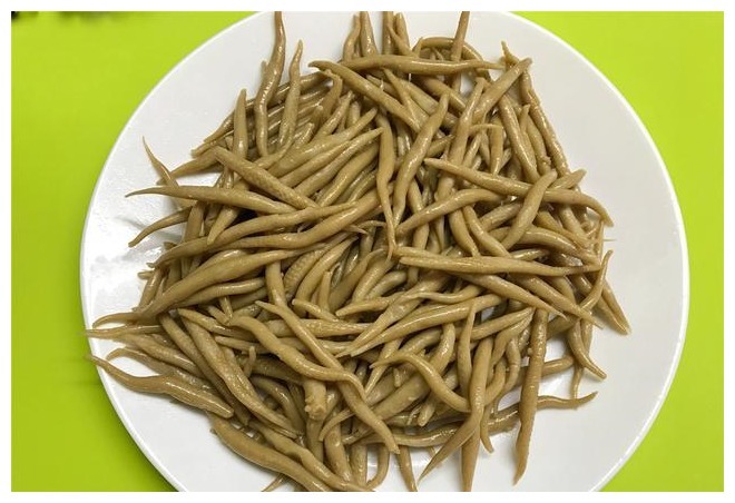 宅家不出门，教你做特色面条，不切不擀，用手一搓，1碗不够吃