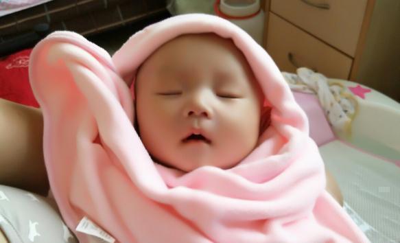 迷信|奶奶把满月孙女眉毛剃光,3个月后全家后悔不已,“迷信”太害人