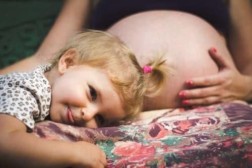 孕妈到了孕中期喜欢平躺着睡觉，会导致胎儿窒息吗为什么