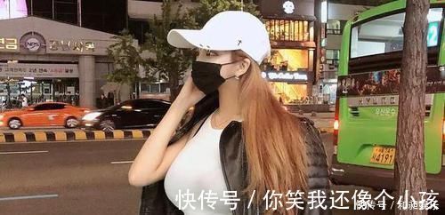 甜美|街拍简单有气质的清新甜美小姐姐,展示出欧美范