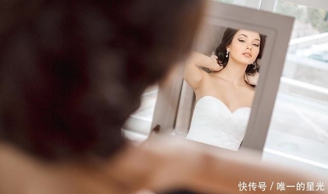 子宫|女人来“大姨妈”时，如果有这4种表现，说明子宫挺健康！