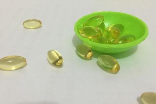 如何轻松成为“逆龄女孩”？维生素E帮你消除“眼袋”，省钱高效