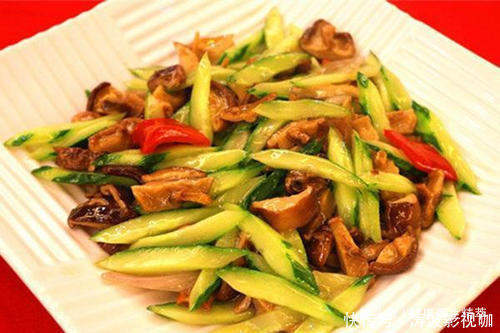维生素e|黄瓜别凉拌了,加点以下食材,炒一炒,润肤淡皱纹,出锅就扫光