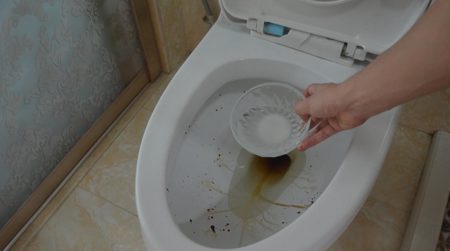 不管马桶多黄多脏, 只需倒一碗它进去, 马桶一冲立马变干净