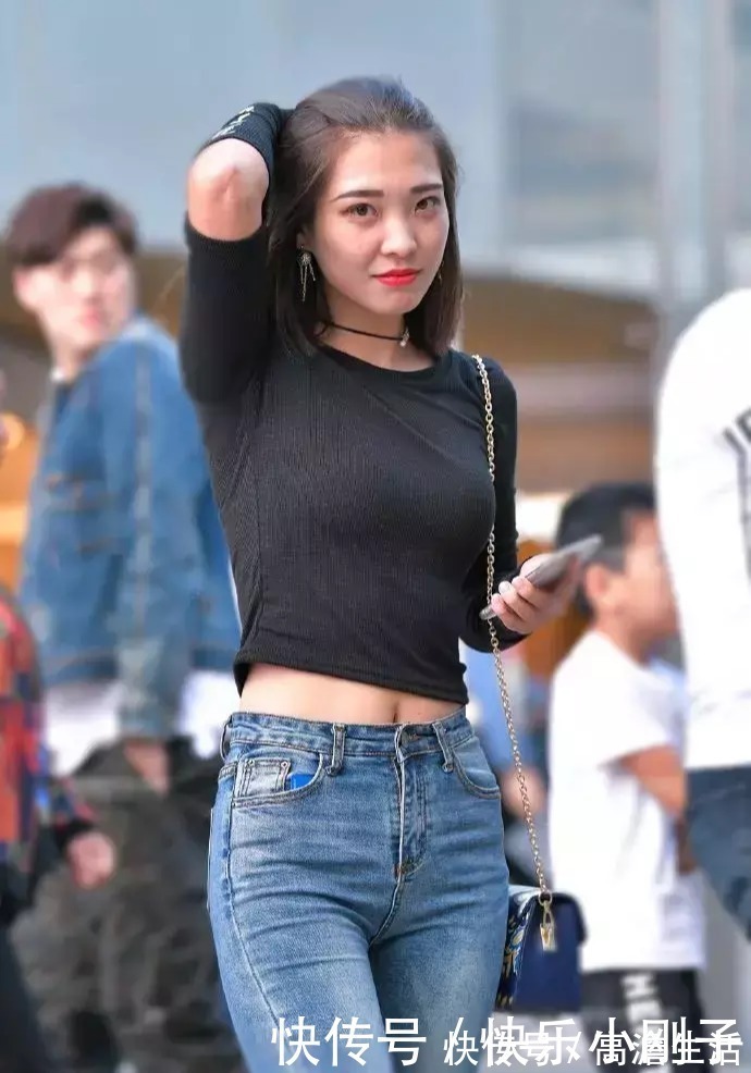 针织|修身牛仔裤配针织T恤,简约范的精致穿搭,自然流露出靓丽