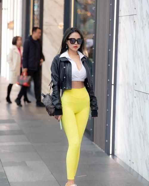 肉肉的小姐姐穿搭紧身裤,彰显凹凸有致的性感丰满身姿