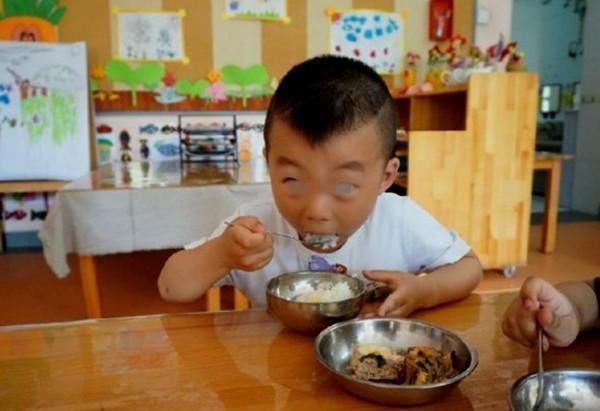 老师|男孩一顿吃4碗饭惹老师不满,家长拿出一张照片后,老师沉默了