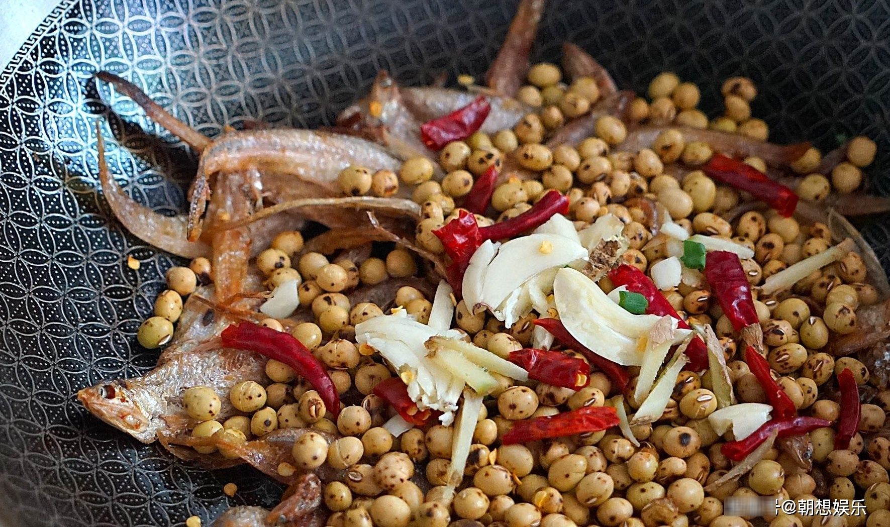 妈妈|黄豆和小鱼干这么熬,太香了!还没出锅,老公就看的直流口水