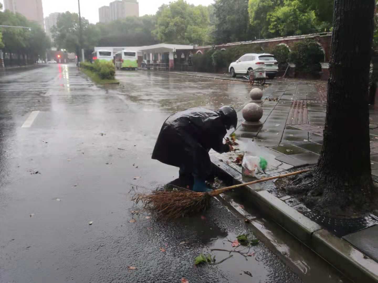 及时锁定积水点、建筑物安全隐患，这个“智慧大脑”欲与台风赛跑|全力以赴 迎战“烟花”| 一网统管