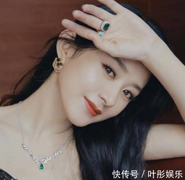 价值不菲的祖母绿,搭配合适,佩戴在身让你变得浓郁而充满生机感