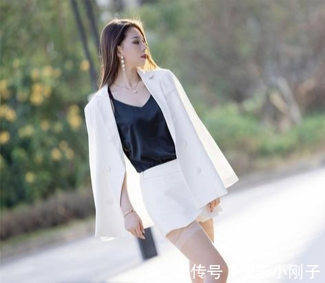 白色西装|美女白色西装搭配深色小吊带，清爽干练，丝袜凸显腿长