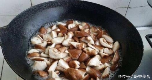 腥味|炒香菇需要焯水吗?10人7人不懂,难怪香菇没味道,腥味大不好吃
