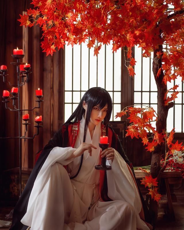 古董|言生cos《啞舍》老板,紅眼睛長頭發,感覺青春又回來了