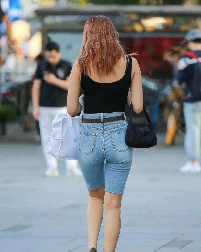 连衣裙 牛仔裤的穿搭少女感十足,展现优雅动人的气息,耐看又精致!