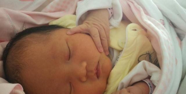 进补|宝宝出生6斤6两,奶奶逢人就夸“天赐聪明娃”!专家给出了真相