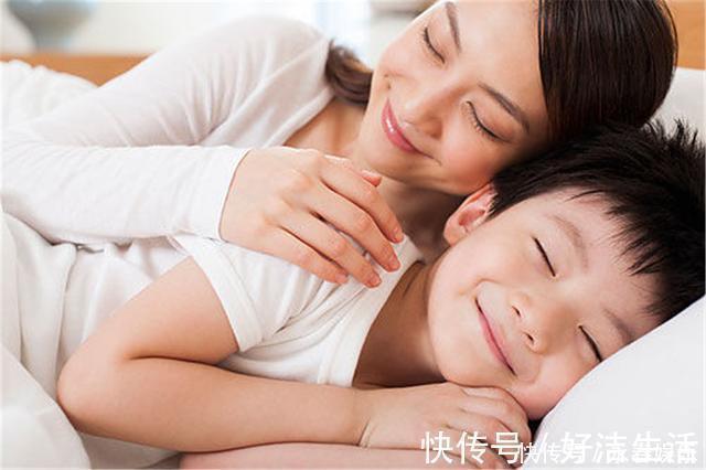 老师|“最贪睡宝宝”走红,全班师生一起围观睡觉,网友:全场最靓的仔