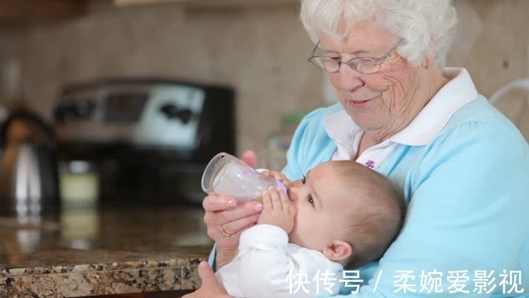 宝宝|经常被爸妈抱的娃和经常自己躺着玩的娃,长大后的差距会越来越大