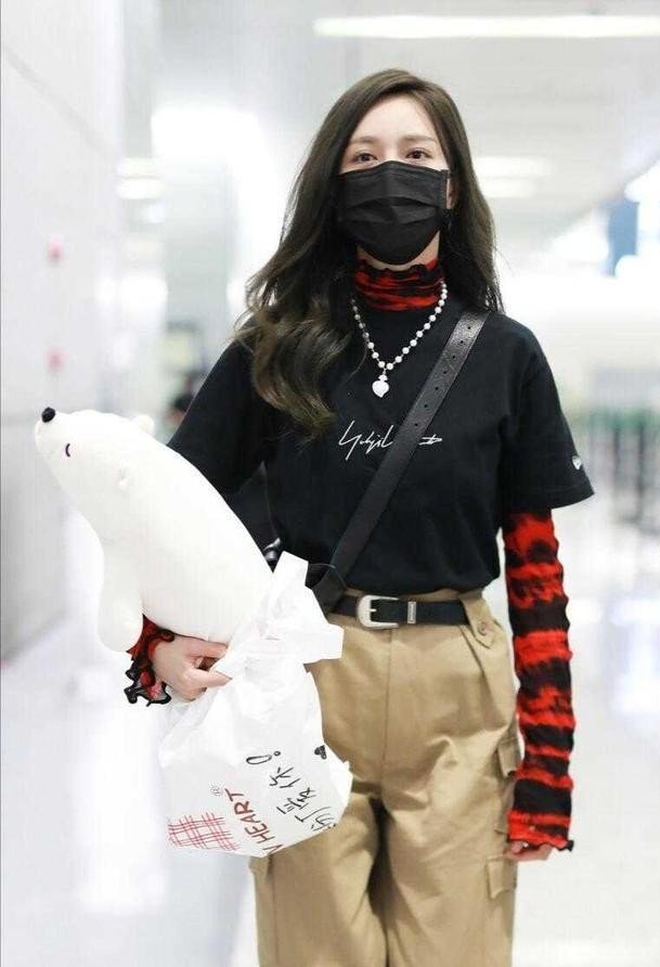 最近很火的一种叠穿法，叫“长袖+短袖”，时髦保暖又有范