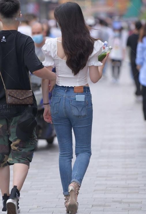 穿搭 墨绿色的无袖上衣,搭配黑色九分裤,整体给人简单清爽利落感觉