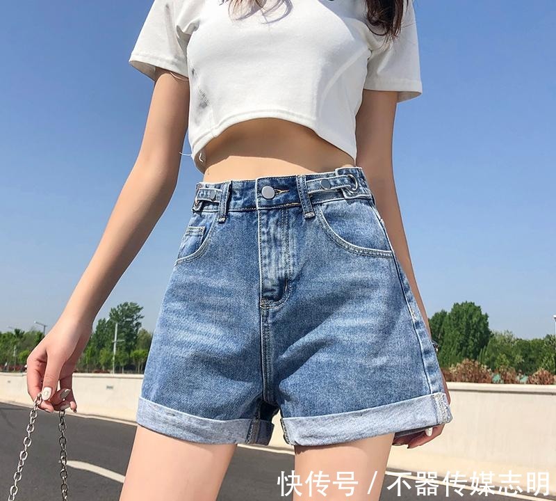 老掉牙|老掉牙的休闲裤就别穿了，学我小姑这样穿牛仔短裤，青春又减龄